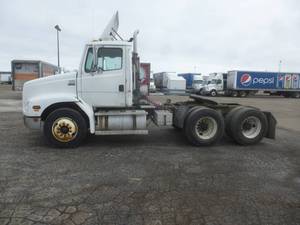 lot 1 image: 2000 Freightliner FL112 Twin Screw #1131