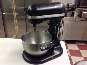 lot 14 image: Kitchen Aid Mixer