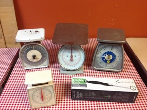 lot 38 image: Scales & Electric Knife