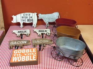 lot 62 image: Decor