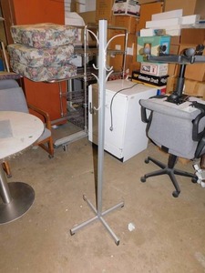 lot 8 image: Metal Coat Rack