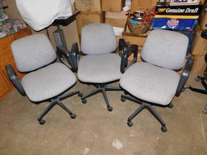 lot 16 image: Lot of 3 chairs