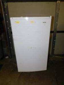 lot 28 image: Kenmore Mini Refrigerator
