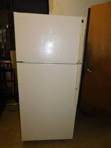 lot 36 image: Hotpoint Cream Colored Refrigerator
