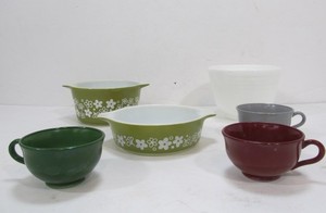 lot 54 image: Vintage Pyrex wHazel Atlas Coffee Cups
