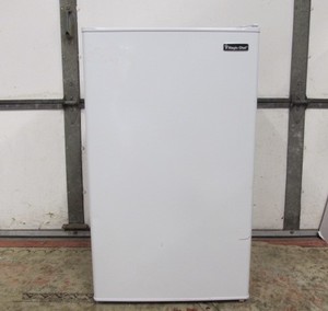 lot 178 image: Working MAGIC CHEF Mini Fridge