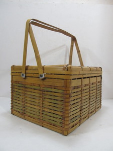 lot 85 image: Vintage 1960s Larger Size Woven Picnic Basket