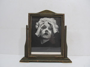 lot 87 image: Original 1930s JEAN HARLOW Press Photo for China Seas in Period Swinging Frame