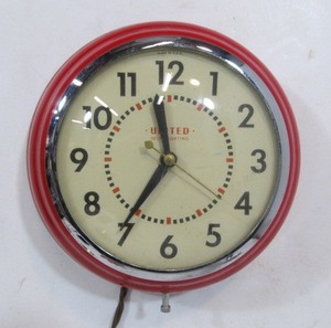 lot 98 image: Vintage Mid Century UNITED Cherry Red Bubble Glass Kitchen Wall Clock