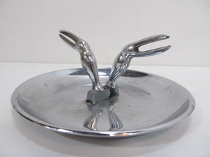 lot 113 image: Vintage Deco Chrome Toucan Birds Pincherette Ashtray Cigarette Holder