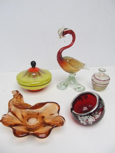 lot 158 image: Nice Group of Vintage Art Glass Vase Bowls Sculpture etc
