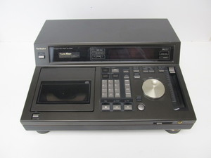 lot 171 image: Working REALISTIC Professional Model SL-P1300 CD Player