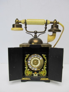 lot 174 image: Vintage 1960 Mid Century Oriental Style Dragon Telephone