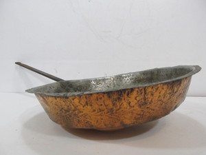 lot 236 image: Early Antique Hammered Copper Large Size Egg Poaching Pan