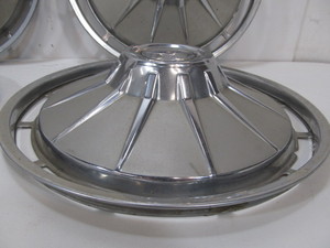 lot 238 image: Matching Set of 4 Vintage 1960s CHEVROLET Corvair Monza Hubcaps #2