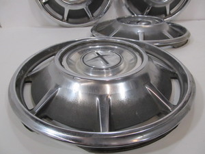 lot 240 image: Matching Set of 4 Vintage 1960s CHEVROLET Corvair Monza Hubcaps #4