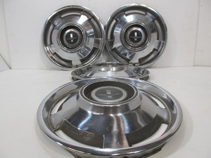 lot 241 image: Matching Set of 4 Vintage 1960s CHEVROLET Corvair Monza Hubcaps #5
