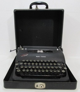 lot 244 image: Excellent Vintage 1940s Smith-Corona CLIPPER Portable Typewriter
