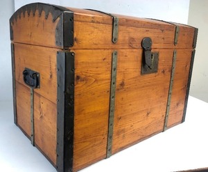 lot 3 image: Excellent Early Antique 19th Century Dome Top Pine Trunk