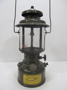 lot 264 image: Nice Vintage 1952 COLEMAN Military Green Lantern