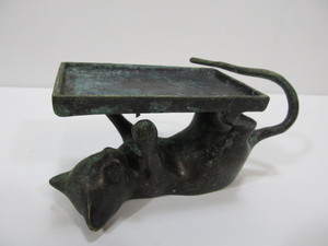 lot 273 image: Solid Bronze Playful Kitten Trinket Holder 