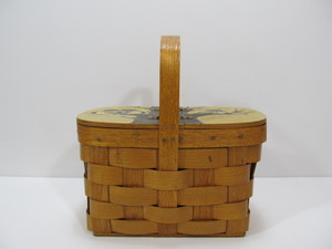 lot 277 image: Vintage Woven Oak Splint Basket wHand Painted Baby Birds on Hinged Top 