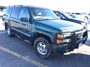 lot 17 image: 2000 Chevrolet Tahoe Z71 4x4