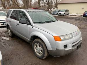 lot 19 image: 2004 Saturn Vue FWD