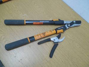 lot 122 image: Fiskars 25 in. - 37 in. Telescoping Bypass Lopper & 1 SMALL ONE