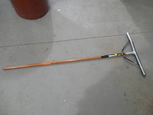 lot 172 image: Quickie Professional 24 in. Floor Squeegee with Handle