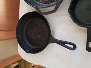 lot 127 image: Lot of Cast Iron Pans