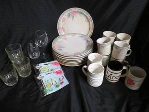 lot 49 image: 4 Glasses Need Cleaning, 2 Wine G...