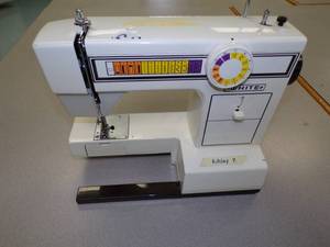 lot 7 image: White Model 1505 Sewing Machine