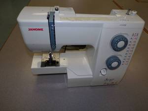 lot 14 image: Janome Sewist 521 Sewing Machine