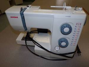 lot 21 image: Janome Sewist 521 Sewing Machine