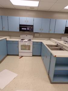 lot 43 image: 8 x 8 Kitchenette with sink, Stove, and Microwave with counter and cabinets