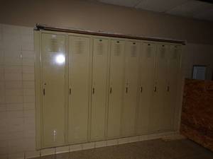 lot 86 image: Wall of Metal Student Lockers