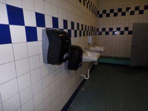 lot 102 image: Womens bathroom includes all contents