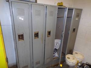 lot 103 image: 6 Metal Lockers