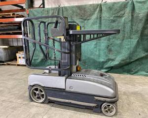 lot 30 image: 2005 JLG SSV10 Electric Mobile Platform Lift, 10 Foot