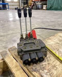 lot 60 image: New Six-Way Hydraulic Block