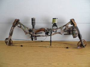 Hoyt Trykon Compound Bow w Case - Arrows