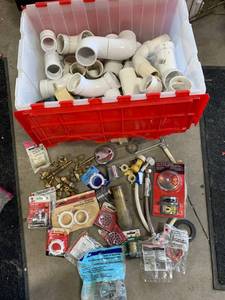 lot 21 image: Huge Plumbing Fixture Lot