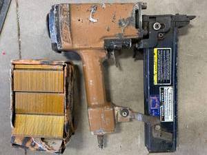 lot 30 image: Duo Fast MS-7664C Made in USA Staple Gun w Staples