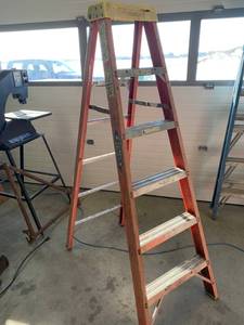 lot 32 image: Werner 6 Foot Fiberglass Ladder