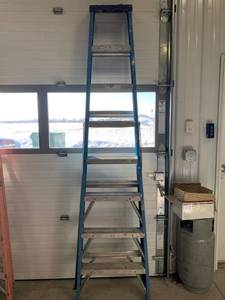 lot 33 image: Keller 8 Foot Fiberglass Ladder