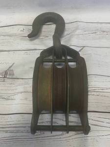 lot 63 image: Antique Triple Pulley Snatch Block & Hook