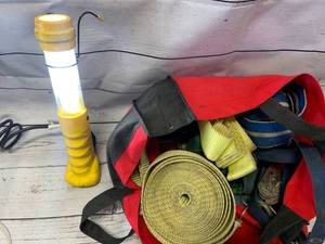 lot 74 image: Bag of Tie Down Straps & Fluorescent Worklight