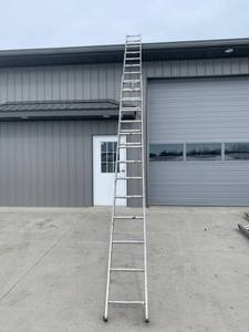 lot 89 image: 28 Foot Tall Ladder