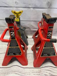 lot 108 image: Lot of 4 Jack Stands (2 Ton each)